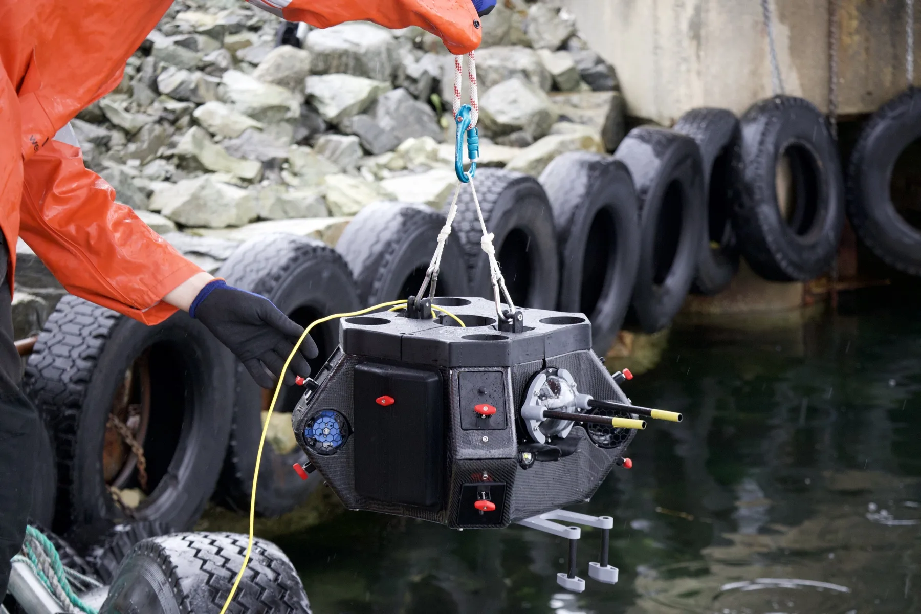 Sub Horizon member lifting an ROV during a wet test